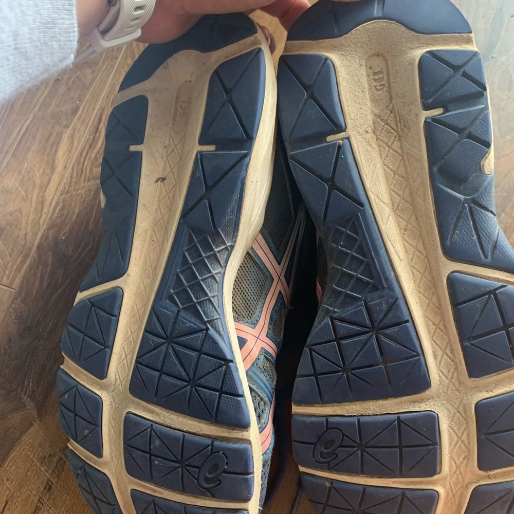 ASICS - Picture 4 of 5